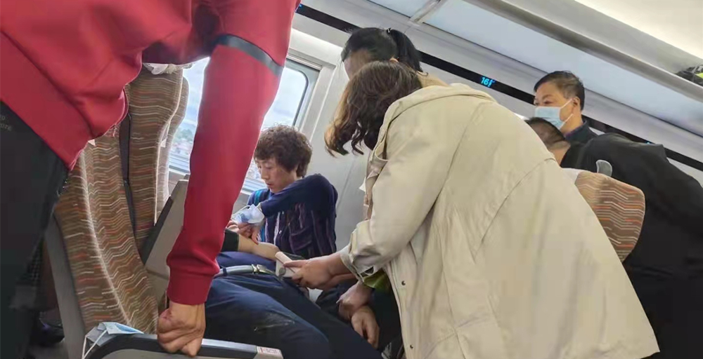 我院白衣天使高铁上演“紧急救援”