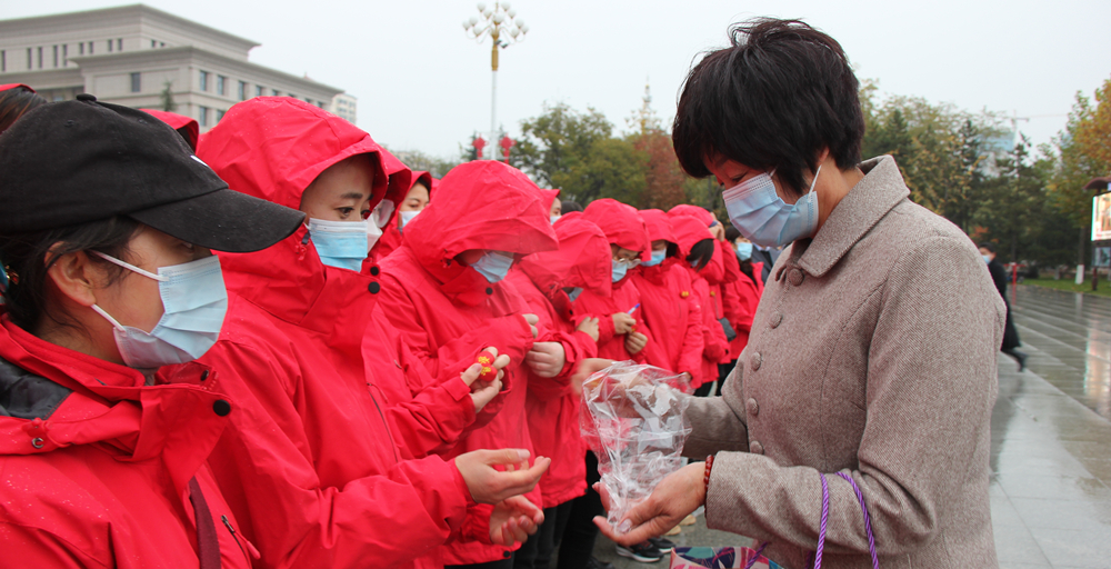一枚香包 一句珍重——爱心人士为抗疫人员捐赠香包