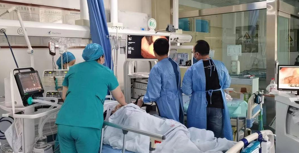 重症医学科联合内镜中心成功救治一例急性上消化道大出血患者