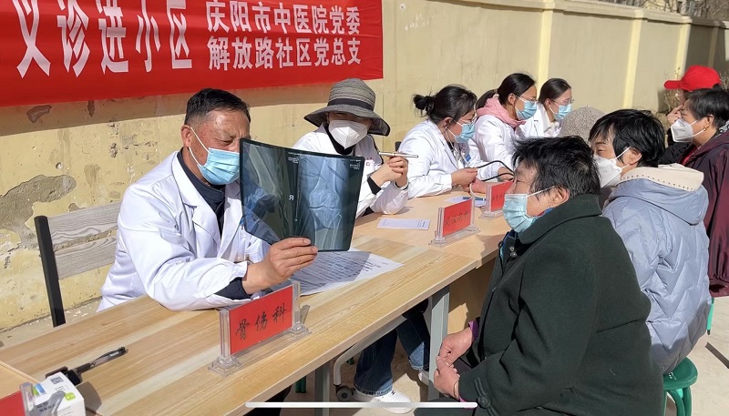 “关爱女性健康 共建共驻同携手”市中医医院党委携手解放路社区开展 妇女节义诊进小区活动